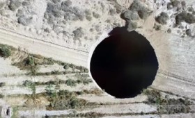 Τεράστια καταβόθρα που χωράει τον Λευκό Οίκο άνοιξε στη Χιλή (vid) Τεράστια καταβόθρα που χωράει τον Λευκό Οίκο άνοιξε στη Χιλή (vid)