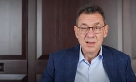 Ο Μπουρλά κατηγορείται ότι έδωσε ψευδή στοιχεία σχετικά με την ασφάλεια των εμβολίων Covid (vid) Ο Μπουρλά κατηγορείται ότι έδωσε ψευδή στοιχεία σχετικά με την ασφάλεια των εμβολίων Covid (vid)