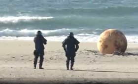 Μυστηριώδης σφαίρα ξεβράστηκε σε παραλία της Ιαπωνίας (vid)
