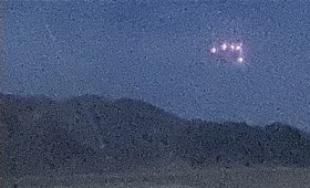 Τριγωνικό UFO επισκέπτεται στρατιωτική βάση στην Καλιφόρνια (vid) Τριγωνικό UFO επισκέπτεται στρατιωτική βάση στην Καλιφόρνια (vid)