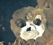Αστροναύτης της NASA φωτογραφίζει γιγάντιο «κρανίο» στην έρημο Σαχάρα Αστροναύτης της NASA φωτογραφίζει γιγάντιο «κρανίο» στην έρημο Σαχάρα