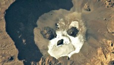 Αστροναύτης της NASA φωτογραφίζει γιγάντιο «κρανίο» στην έρημο Σαχάρα