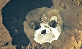 Αστροναύτης της NASA φωτογραφίζει γιγάντιο «κρανίο» στην έρημο Σαχάρα Αστροναύτης της NASA φωτογραφίζει γιγάντιο «κρανίο» στην έρημο Σαχάρα