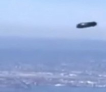 Παρακολουθούν τα πάντα: Μεταλλικό UFO πάνω από τη Νέα Υόρκη (vid) Παρακολουθούν τα πάντα: Μεταλλικό UFO πάνω από τη Νέα Υόρκη (vid)