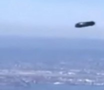 Παρακολουθούν τα πάντα: Μεταλλικό UFO πάνω από τη Νέα Υόρκη (vid)