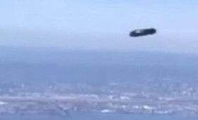 Παρακολουθούν τα πάντα: Μεταλλικό UFO πάνω από τη Νέα Υόρκη (vid)
