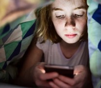 Τα παιδιά δεν πρέπει να χρησιμοποιούν smartphone μέχρι τα 13 τους χρόνια Τα παιδιά δεν πρέπει να χρησιμοποιούν smartphone μέχρι τα 13 τους χρόνια