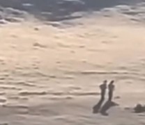 Viral βίντεο δείχνει δυο φιγούρες να στέκονται πάνω στα σύννεφα! Viral βίντεο δείχνει δυο φιγούρες να στέκονται πάνω στα σύννεφα!
