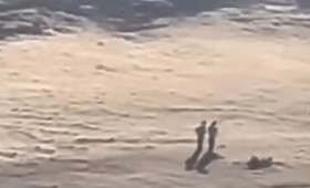 Viral βίντεο δείχνει δυο φιγούρες να στέκονται πάνω στα σύννεφα! Viral βίντεο δείχνει δυο φιγούρες να στέκονται πάνω στα σύννεφα!