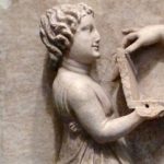 Ένα “laptop” σε ανάγλυφο της αρχαίας Ελλάδας