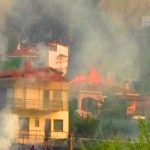 Σπίτια παραδόθηκαν στις φλόγες στον Κάλαμο (vid)