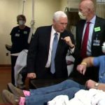 Ο Αντιπρόεδρος Μάικ Πενς επισκέφθηκε νοσοκομείο χωρίς μάσκα! (vid)