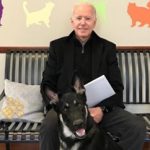 Τζο Μπάιντεν: Έπαθε διάστρεμμα παίζοντας με τον σκύλο του (vid)