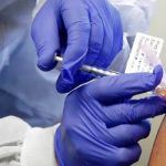 Ινδός μηνύει την AstraZeneca για «σοβαρή ανεπιθύμητη ενέργεια» του εμβολίου