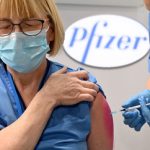 “Μην κάνετε το εμβόλιο της Pfizer αν είστε αλλεργικοί”