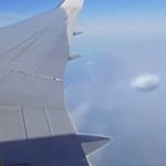 UFO κάνει αναγνώριση σε επιβατικό αεροπλάνο (vid)