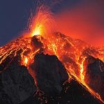 Έκρηξη φονικού ηφαιστείου αναγκάζει χιλιάδες να φύγουν για να σωθούν (vid)
